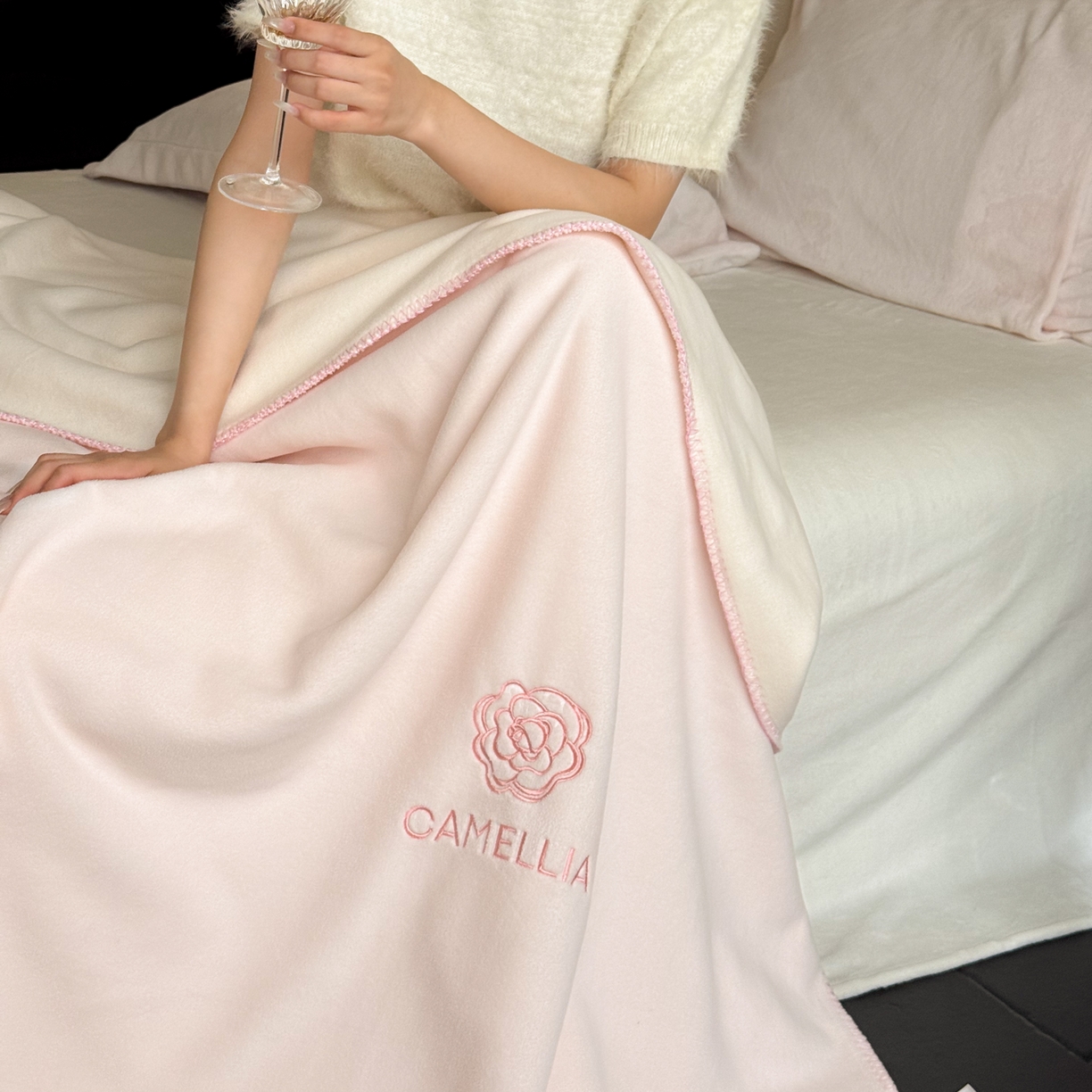 91家纺网 家纺一手货源 找家纺 云栖家居 2025新品双层加厚高克重消光沙发毯仿羊绒纯色刺绣盖毛毯毯子 山茶-粉