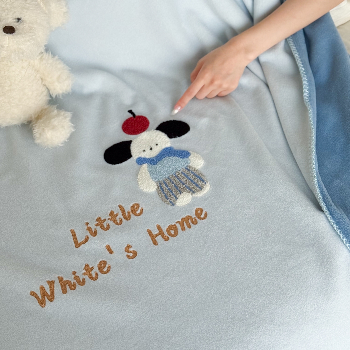 91家纺网 家纺一手货源 找家纺 云栖家居 2025新品双层加厚高克重消光沙发毯仿羊绒纯色刺绣盖毛毯毯子 小狗查理-蓝