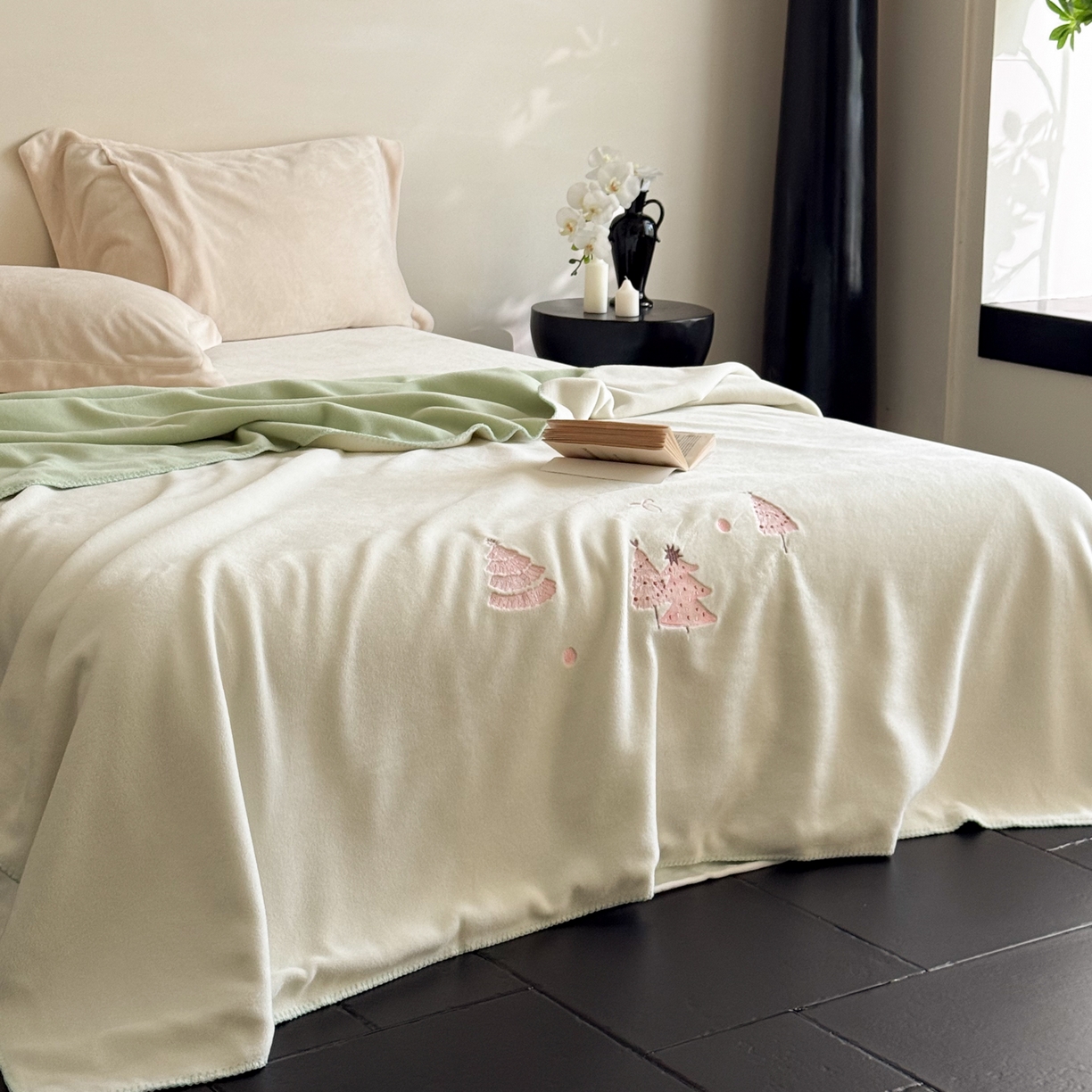 91家纺网 家纺一手货源 找家纺 云栖家居 2025新品双层加厚高克重消光沙发毯仿羊绒纯色刺绣盖毛毯毯子 圣诞小树-绿