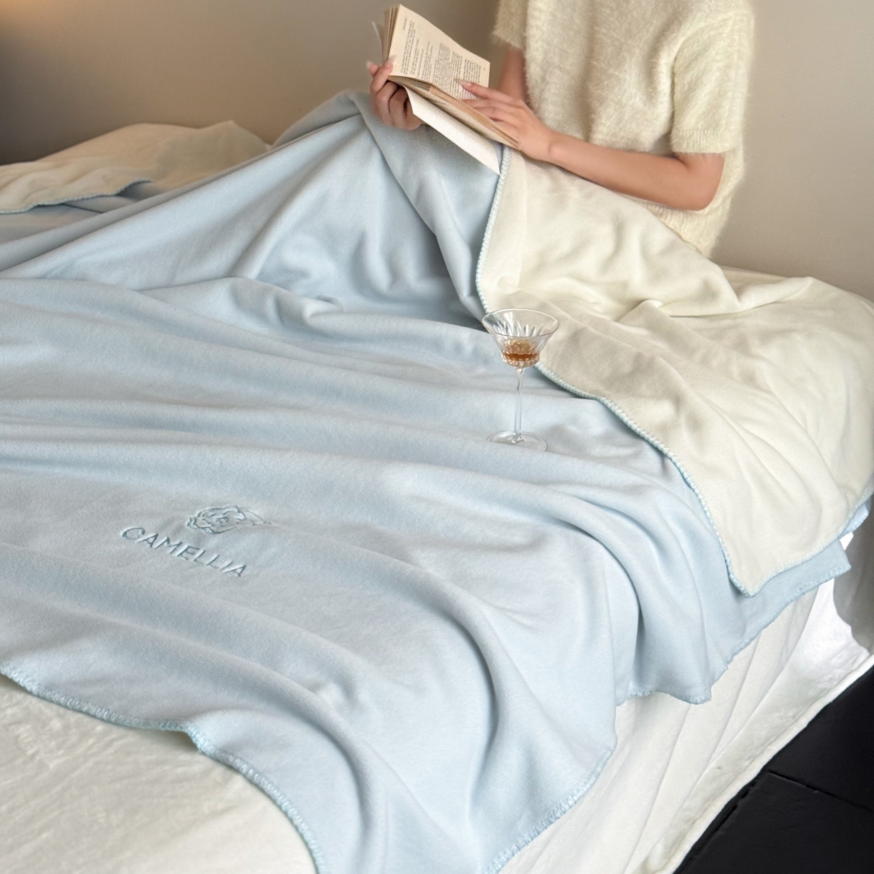 91家纺网 家纺一手货源 找家纺 云栖家居 2025新品双层加厚高克重消光沙发毯仿羊绒纯色刺绣盖毛毯毯子 山茶-蓝