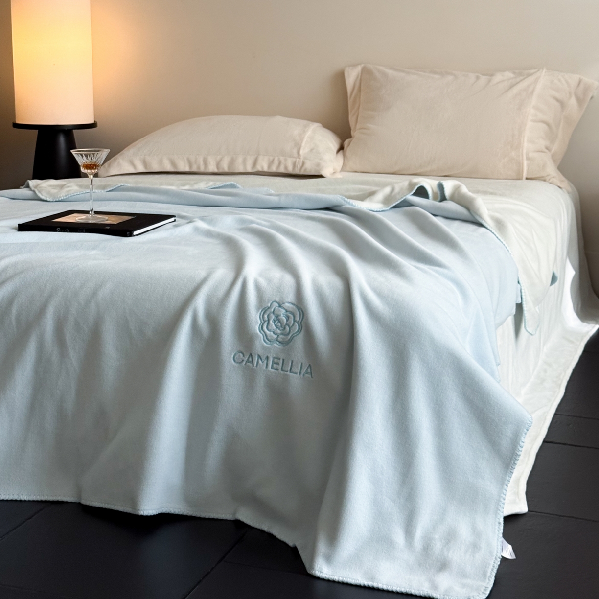 91家纺网 家纺一手货源 找家纺 云栖家居 2025新品双层加厚高克重消光沙发毯仿羊绒纯色刺绣盖毛毯毯子 山茶-蓝