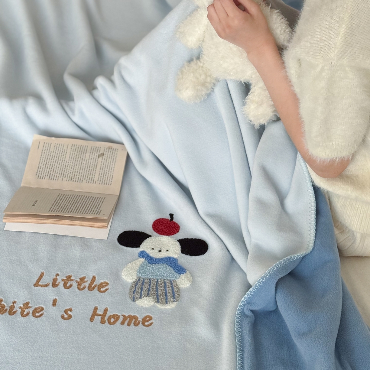 91家纺网 家纺一手货源 找家纺 云栖家居 2025新品双层加厚高克重消光沙发毯仿羊绒纯色刺绣盖毛毯毯子 小狗查理-蓝