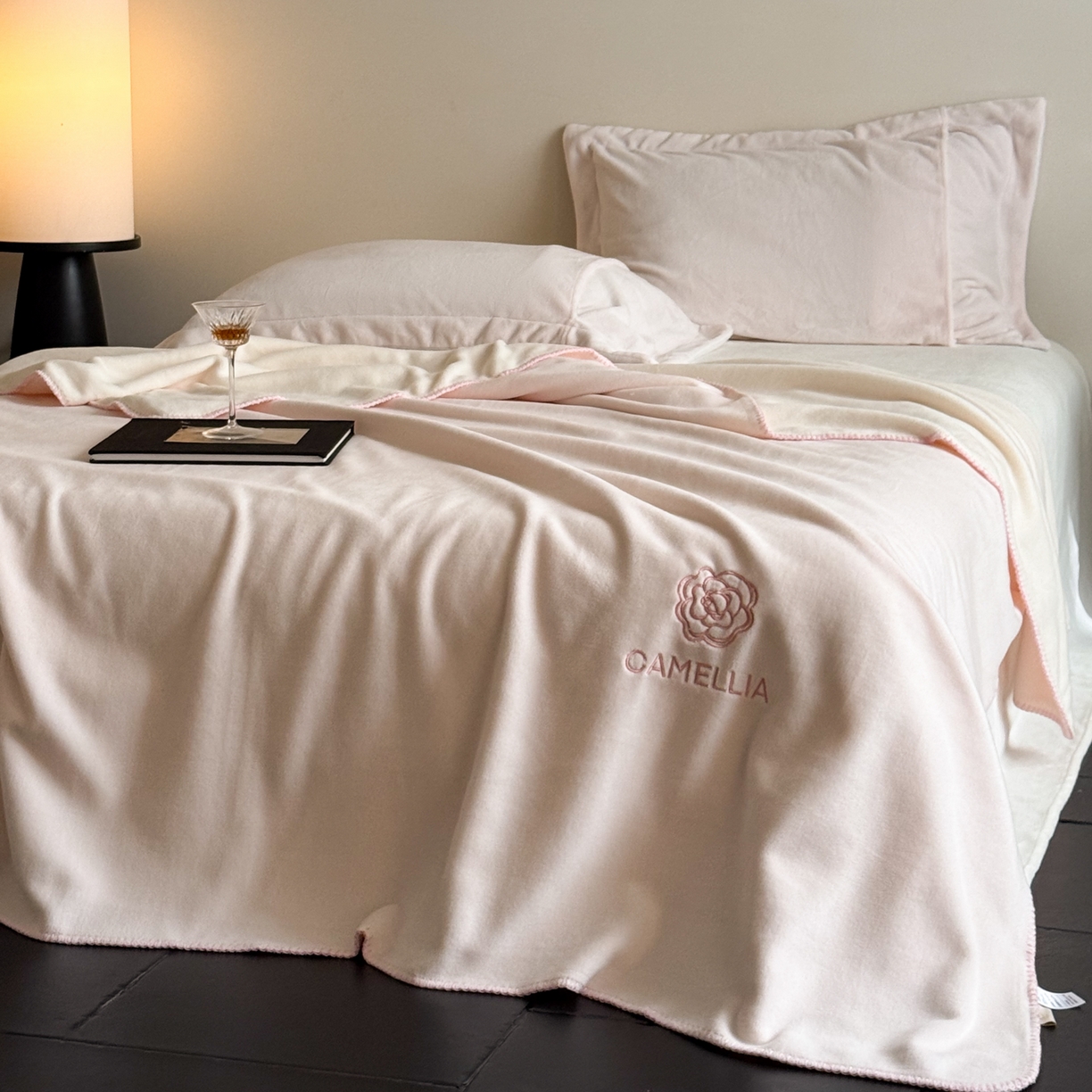 91家纺网 家纺一手货源 找家纺 云栖家居 2025新品双层加厚高克重消光沙发毯仿羊绒纯色刺绣盖毛毯毯子 山茶-粉