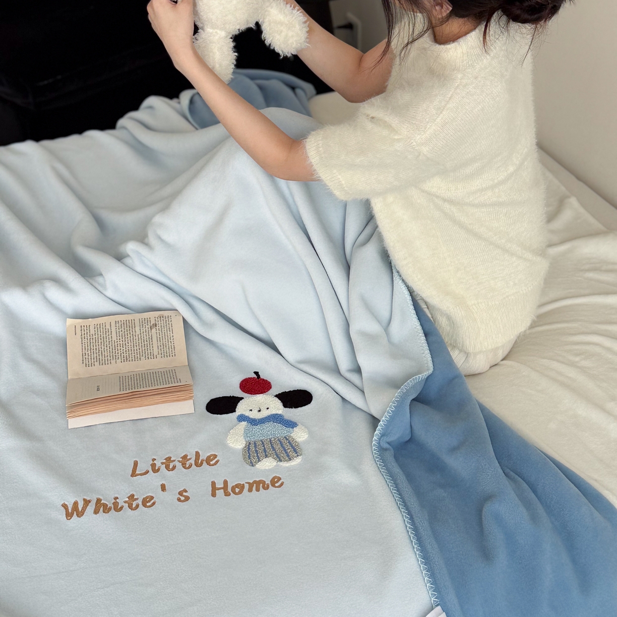 91家纺网 家纺一手货源 找家纺 云栖家居 2025新品双层加厚高克重消光沙发毯仿羊绒纯色刺绣盖毛毯毯子 小狗查理-蓝