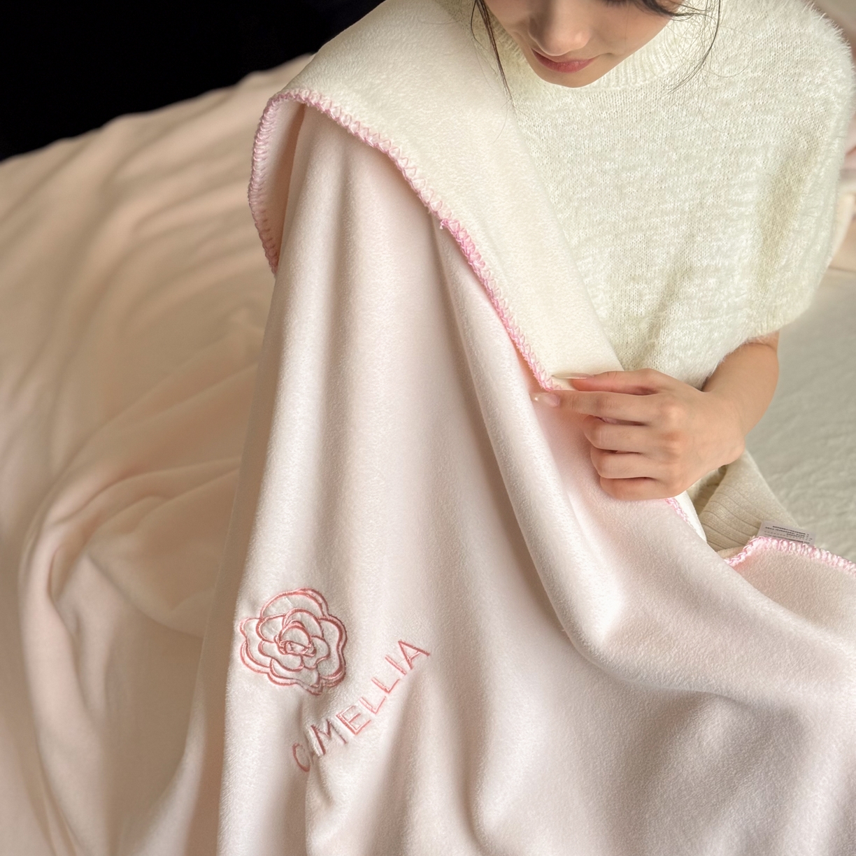 91家纺网 家纺一手货源 找家纺 云栖家居 2025新品双层加厚高克重消光沙发毯仿羊绒纯色刺绣盖毛毯毯子 山茶-粉