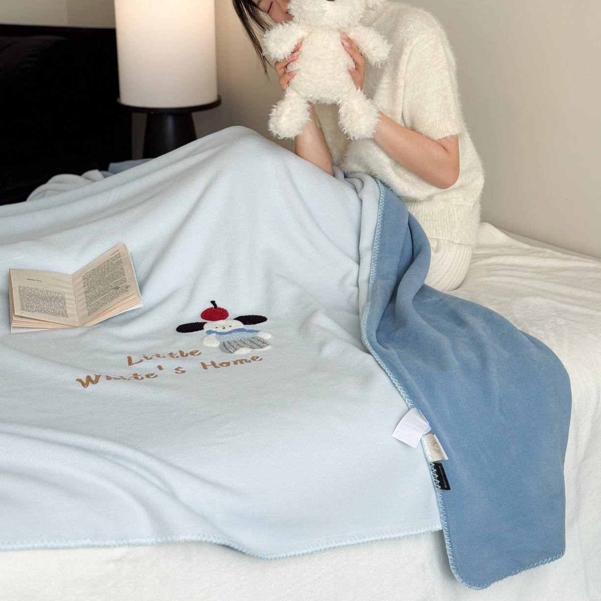 91家纺网 家纺一手货源 找家纺 云栖家居 2025新品双层加厚高克重消光沙发毯仿羊绒纯色刺绣盖毛毯毯子 小狗查理-蓝