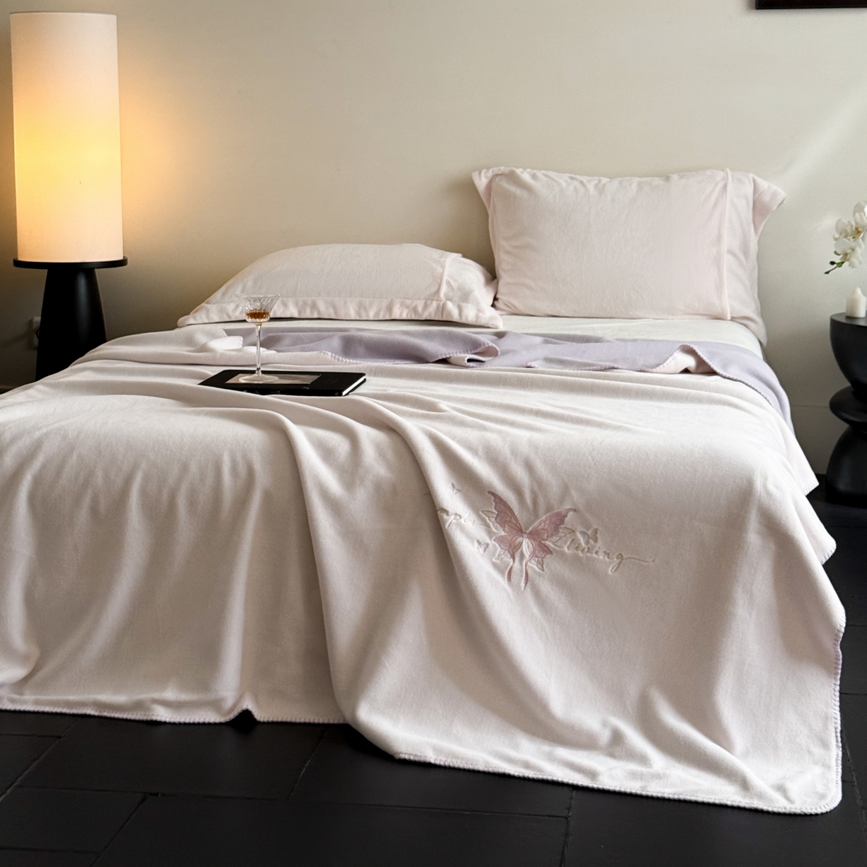 91家纺网 家纺一手货源 找家纺 云栖家居 2025新品双层加厚高克重消光沙发毯仿羊绒纯色刺绣盖毛毯毯子 甜心蝴蝶结-紫