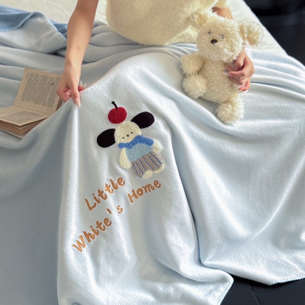 91家纺网 家纺一手货源 找家纺 云栖家居 2025新品双层加厚高克重消光沙发毯仿羊绒纯色刺绣盖毛毯毯子 小狗查理-蓝