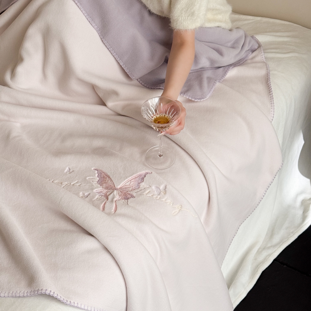 91家纺网 家纺一手货源 找家纺 云栖家居 2025新品双层加厚高克重消光沙发毯仿羊绒纯色刺绣盖毛毯毯子 甜心蝴蝶结-紫