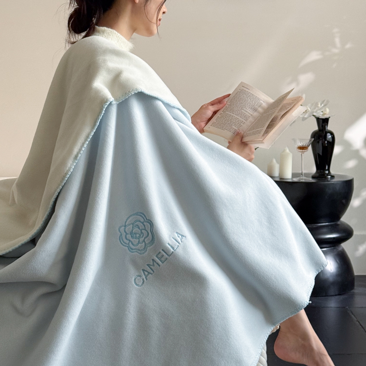 91家纺网 家纺一手货源 找家纺 云栖家居 2025新品双层加厚高克重消光沙发毯仿羊绒纯色刺绣盖毛毯毯子 山茶-蓝