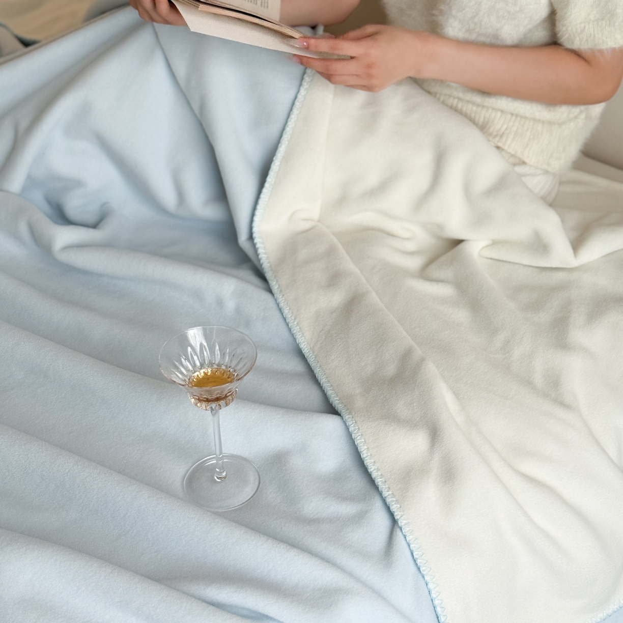 91家纺网 家纺一手货源 找家纺 云栖家居 2025新品双层加厚高克重消光沙发毯仿羊绒纯色刺绣盖毛毯毯子 山茶-蓝