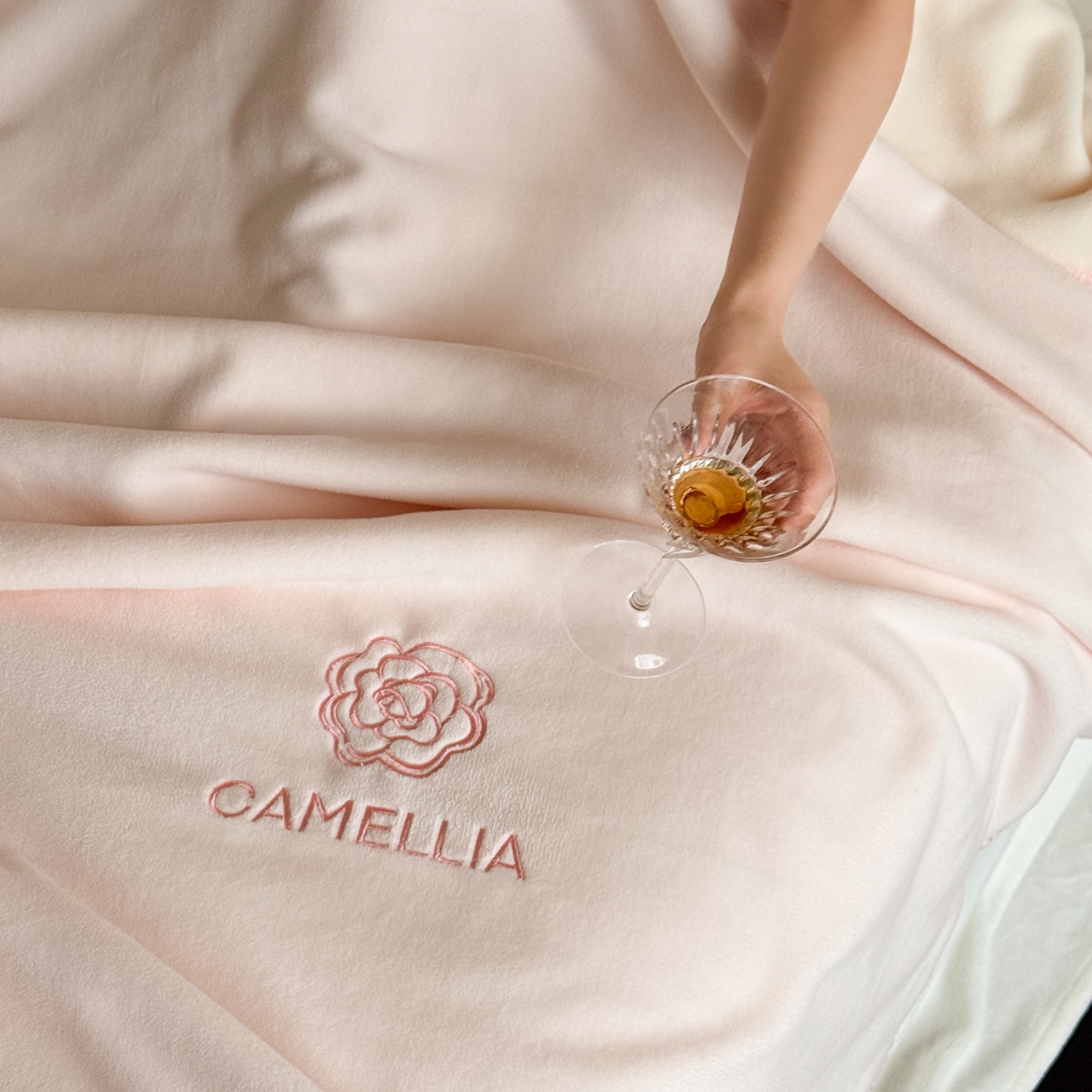 91家纺网 家纺一手货源 找家纺 云栖家居 2025新品双层加厚高克重消光沙发毯仿羊绒纯色刺绣盖毛毯毯子 山茶-粉