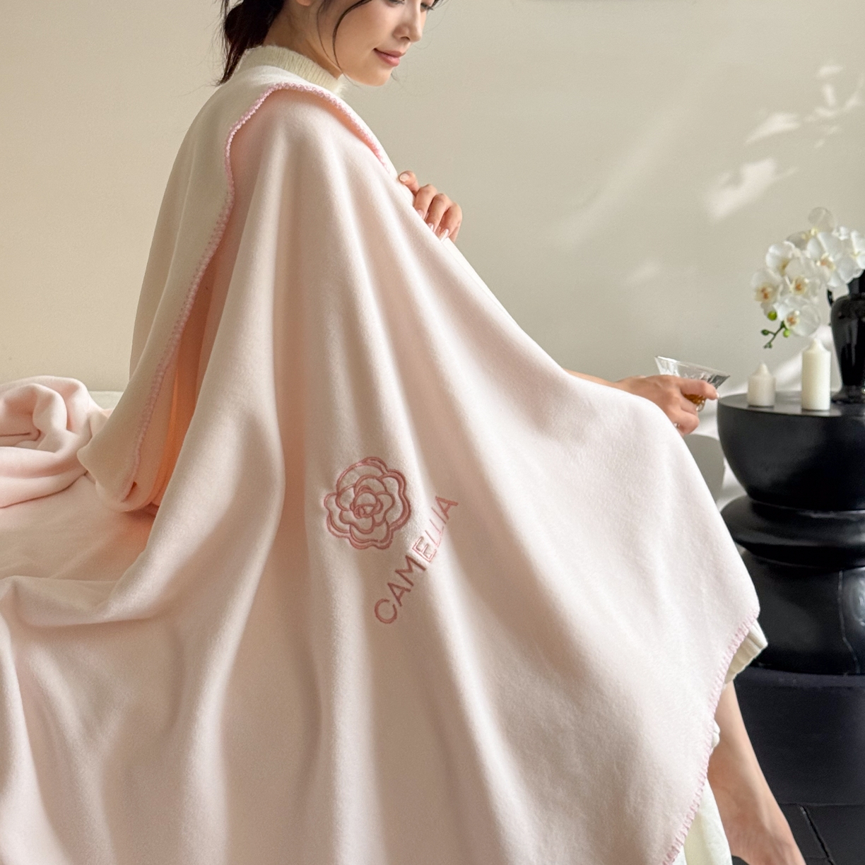 91家纺网 家纺一手货源 找家纺 云栖家居 2025新品双层加厚高克重消光沙发毯仿羊绒纯色刺绣盖毛毯毯子 山茶-粉