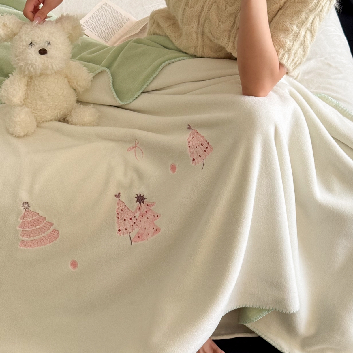 91家纺网 家纺一手货源 找家纺 云栖家居 2025新品双层加厚高克重消光沙发毯仿羊绒纯色刺绣盖毛毯毯子 圣诞小树-绿