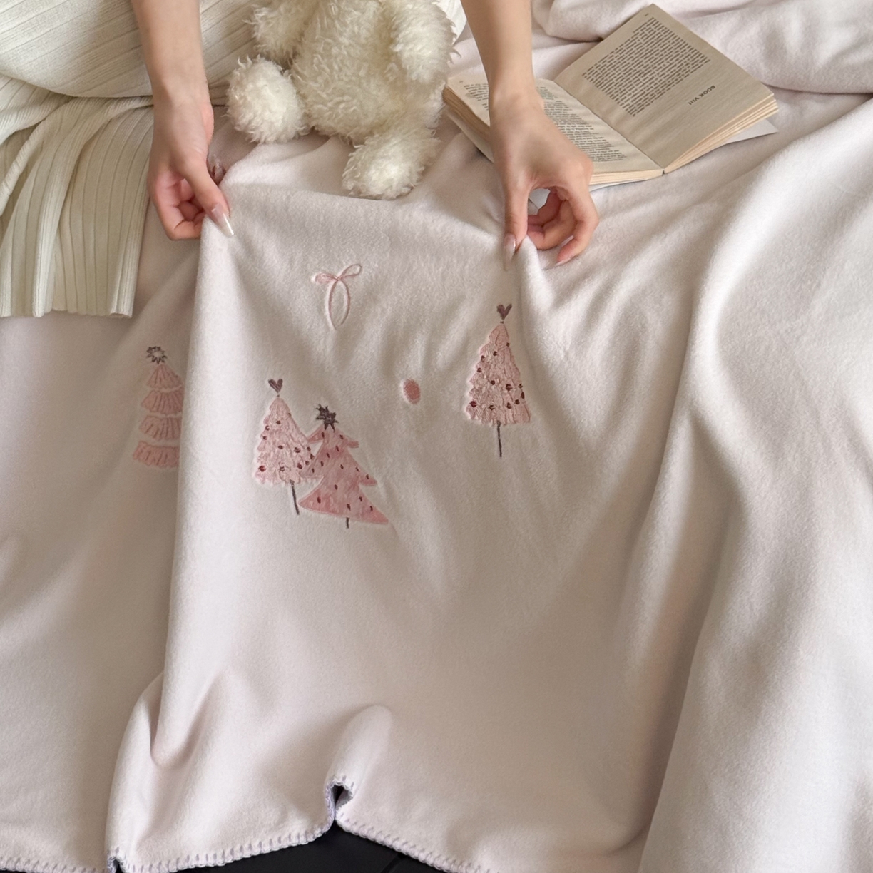 91家纺网 家纺一手货源 找家纺 云栖家居 2025新品双层加厚高克重消光沙发毯仿羊绒纯色刺绣盖毛毯毯子 圣诞小树-粉