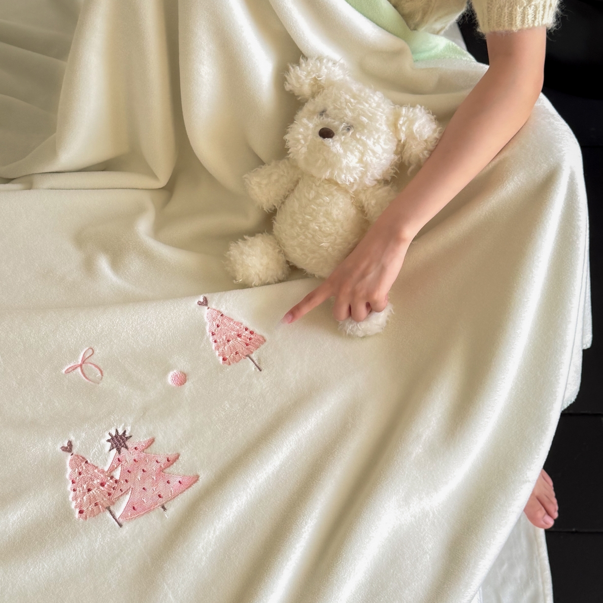 91家纺网 家纺一手货源 找家纺 云栖家居 2025新品双层加厚高克重消光沙发毯仿羊绒纯色刺绣盖毛毯毯子 圣诞小树-绿