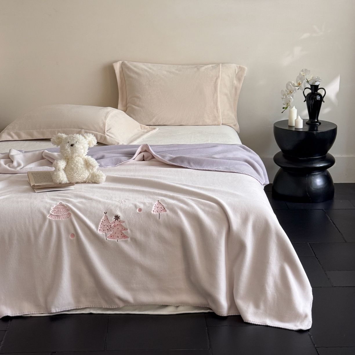 91家纺网 家纺一手货源 找家纺 云栖家居 2025新品双层加厚高克重消光沙发毯仿羊绒纯色刺绣盖毛毯毯子 圣诞小树-粉