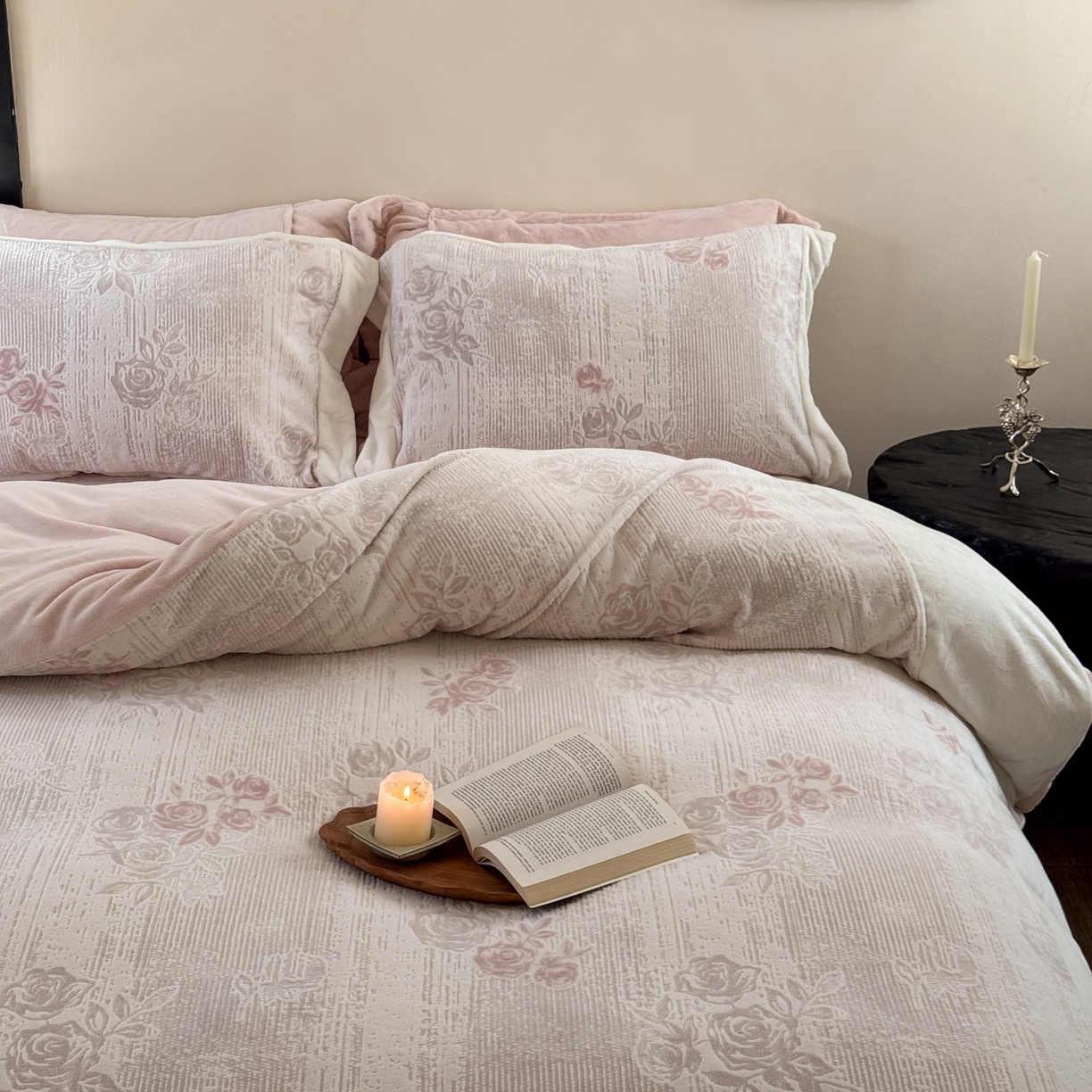 91家纺网 家纺一手货源 找家纺 云栖家居 2025秋冬新品立体消光印花雕花绒加厚高克重牛奶绒四件套星辰玫瑰 星辰玫瑰-粉