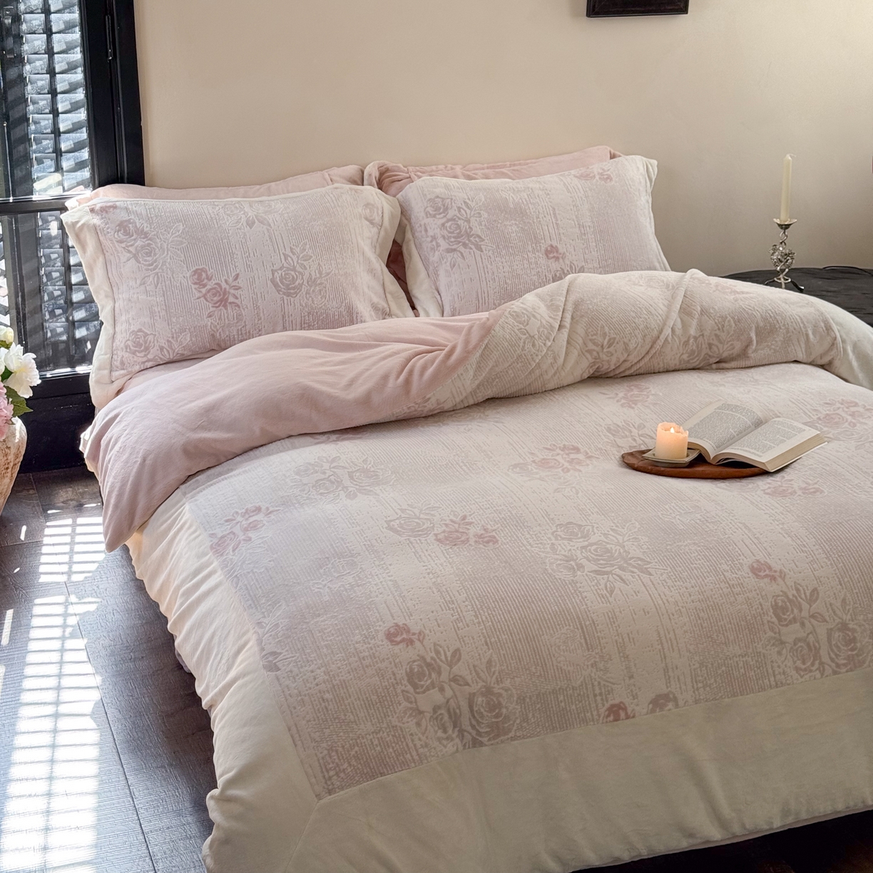 91家纺网 家纺一手货源 找家纺 云栖家居 2025秋冬新品立体消光印花雕花绒加厚高克重牛奶绒四件套星辰玫瑰 星辰玫瑰-粉