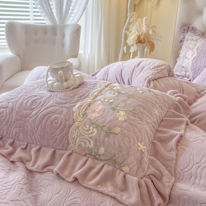 91家纺网 家纺一手货源 找家纺 （总）恋尚 2025新款雕花牛奶绒保暖单床盖 床盖单件-巴黎春天（控价145）