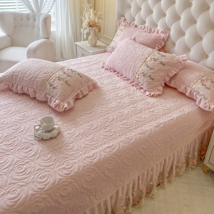 91家纺网 家纺一手货源 找家纺 恋尚 2025新款雕花牛奶绒保暖单床盖 床盖单件-巴黎春天（控价145） 巴黎春天-清新粉