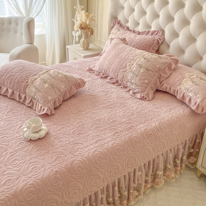 91家纺网 家纺一手货源 找家纺 恋尚 2025新款雕花牛奶绒保暖单床盖 床盖单件-巴黎春天（控价145） 巴黎春天-蜜桃粉