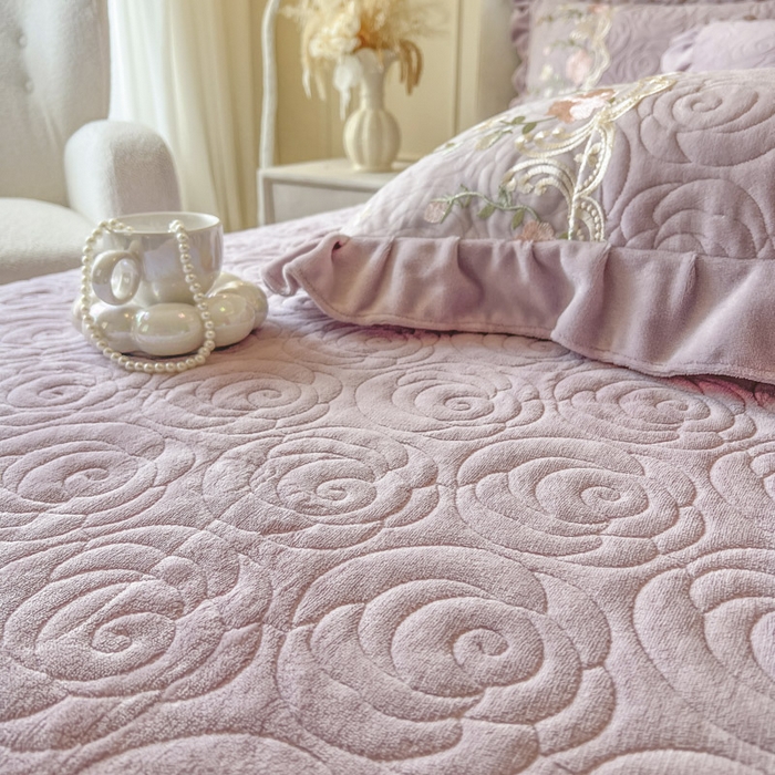 91家纺网 家纺一手货源 找家纺 恋尚 2025新款雕花牛奶绒保暖单床盖 床盖单件-巴黎春天（控价145） 巴黎春天-香芋紫