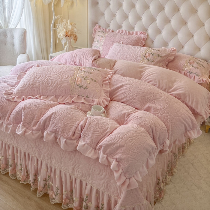 91家纺网 家纺一手货源 找家纺 恋尚 2025新款雕花牛奶绒保暖单床盖 床盖单件-巴黎春天（控价145） 巴黎春天-清新粉