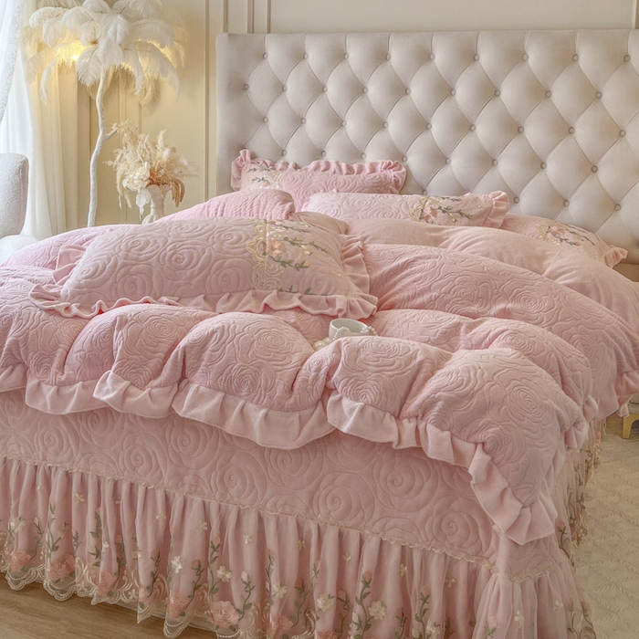 91家纺网 家纺一手货源 找家纺 恋尚 2025新款雕花牛奶绒保暖单床盖 床盖单件-巴黎春天（控价145） 巴黎春天-清新粉