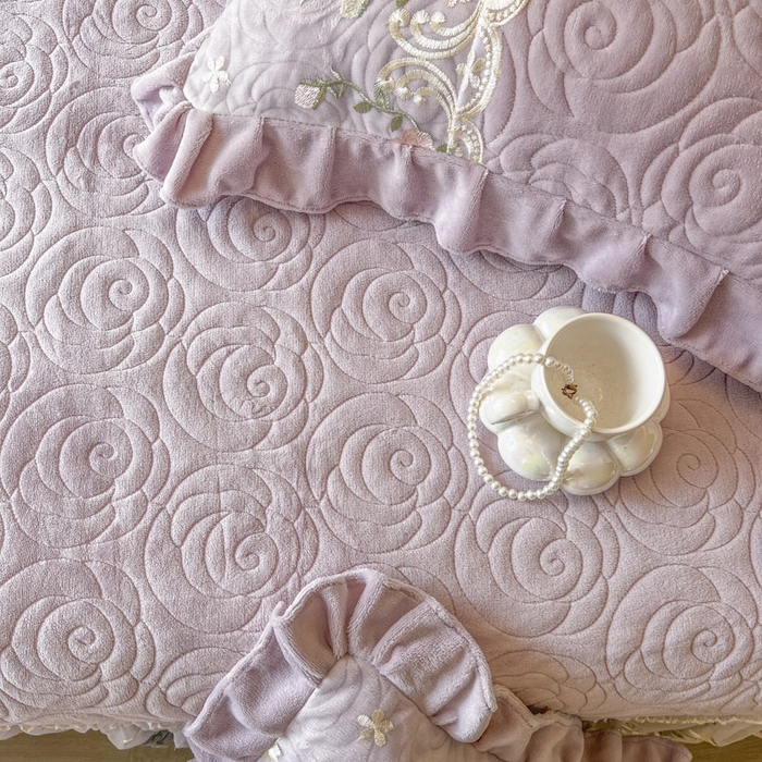 91家纺网 家纺一手货源 找家纺 恋尚 2025新款雕花牛奶绒保暖单床盖 床盖单件-巴黎春天（控价145） 巴黎春天-香芋紫
