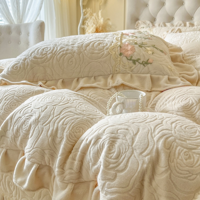 91家纺网 家纺一手货源 找家纺 恋尚 2025新款雕花牛奶绒保暖单床盖 床盖单件-巴黎春天（控价145） 巴黎春天-奶油白