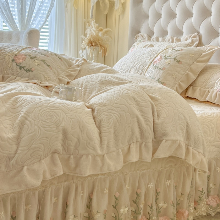 91家纺网 家纺一手货源 找家纺 恋尚 2025新款雕花牛奶绒保暖单床盖 床盖单件-巴黎春天（控价145） 巴黎春天-奶油白