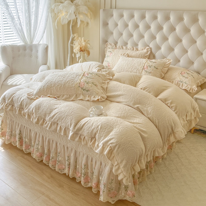 91家纺网 家纺一手货源 找家纺 恋尚 2025新款雕花牛奶绒保暖单床盖 床盖单件-巴黎春天（控价145） 巴黎春天-奶油白