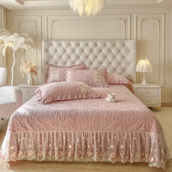 91家纺网 家纺一手货源 找家纺 恋尚 2025新款雕花牛奶绒保暖单床盖 床盖单件-巴黎春天（控价145） 巴黎春天-蜜桃粉