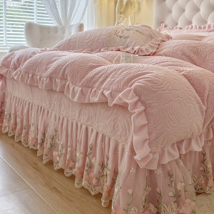 91家纺网 家纺一手货源 找家纺 恋尚 2025新款雕花牛奶绒保暖单床盖 床盖单件-巴黎春天（控价145） 巴黎春天-清新粉