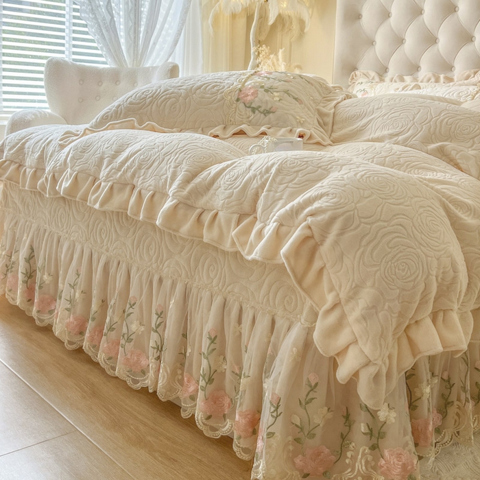 91家纺网 家纺一手货源 找家纺 恋尚 2025新款雕花牛奶绒保暖单床盖 床盖单件-巴黎春天（控价145） 巴黎春天-奶油白