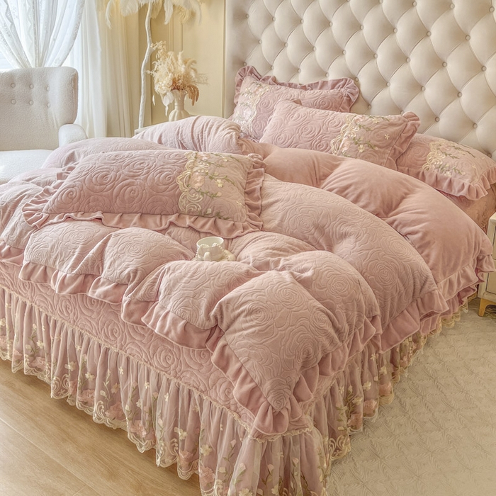 91家纺网 家纺一手货源 找家纺 恋尚 2025新款雕花牛奶绒保暖单床盖 床盖单件-巴黎春天（控价145） 巴黎春天-蜜桃粉
