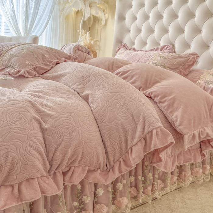 91家纺网 家纺一手货源 找家纺 恋尚 2025新款雕花牛奶绒保暖单床盖 床盖单件-巴黎春天（控价145） 巴黎春天-蜜桃粉