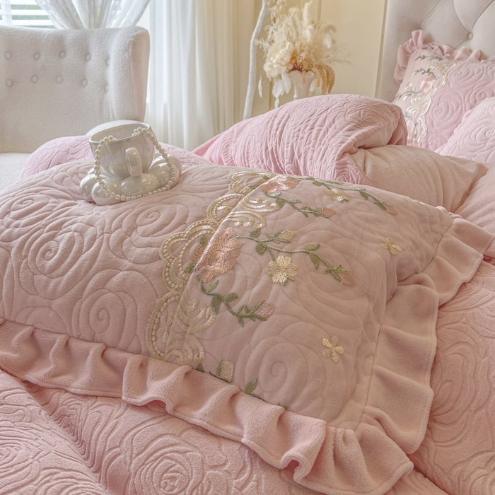 91家纺网 家纺一手货源 找家纺 恋尚 2025新款雕花牛奶绒保暖单床盖 床盖单件-巴黎春天（控价145） 巴黎春天-清新粉