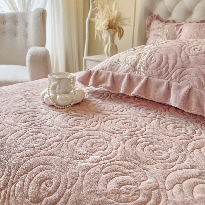 91家纺网 家纺一手货源 找家纺 恋尚 2025新款雕花牛奶绒保暖单床盖 床盖单件-巴黎春天（控价145） 巴黎春天-蜜桃粉