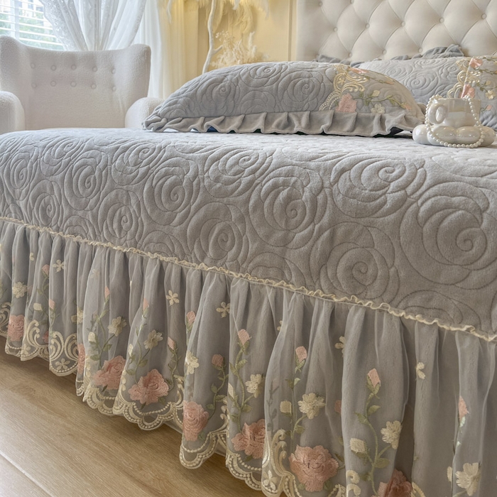 91家纺网 家纺一手货源 找家纺 恋尚 2025新款雕花牛奶绒保暖单床盖 床盖单件-巴黎春天（控价145） 巴黎春天-椰蓉灰