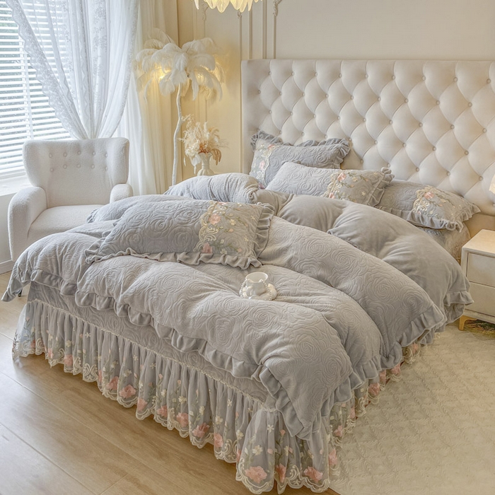 91家纺网 家纺一手货源 找家纺 恋尚 2025新款雕花牛奶绒保暖单床盖 床盖单件-巴黎春天（控价145） 巴黎春天-椰蓉灰