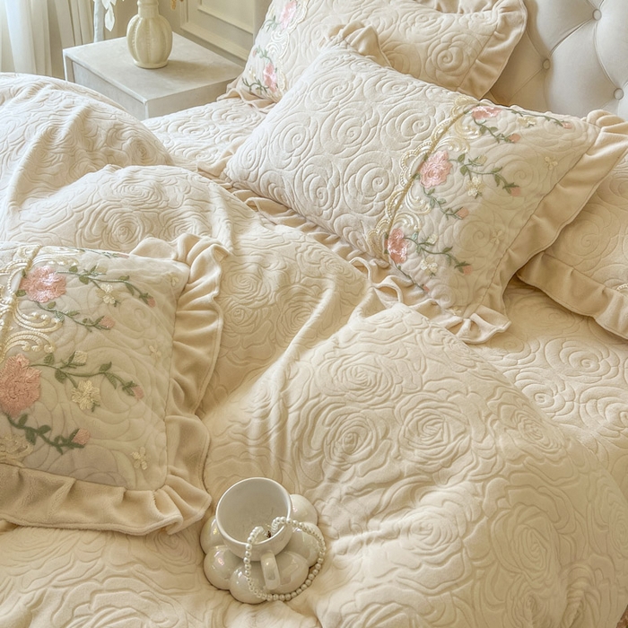 91家纺网 家纺一手货源 找家纺 恋尚 2025新款雕花牛奶绒保暖单床盖 床盖单件-巴黎春天（控价145） 巴黎春天-奶油白