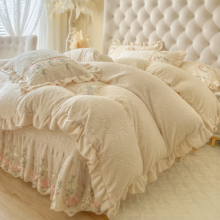 91家纺网 家纺一手货源 找家纺 恋尚 2025新款雕花牛奶绒保暖单床盖 床盖单件-巴黎春天（控价145） 巴黎春天-奶油白
