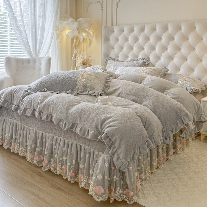 91家纺网 家纺一手货源 找家纺 恋尚 2025新款雕花牛奶绒保暖单床盖 床盖单件-巴黎春天（控价145） 巴黎春天-椰蓉灰