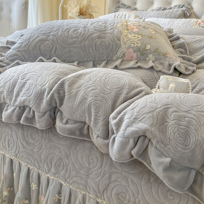 91家纺网 家纺一手货源 找家纺 恋尚 2025新款雕花牛奶绒保暖单床盖 床盖单件-巴黎春天（控价145） 巴黎春天-椰蓉灰