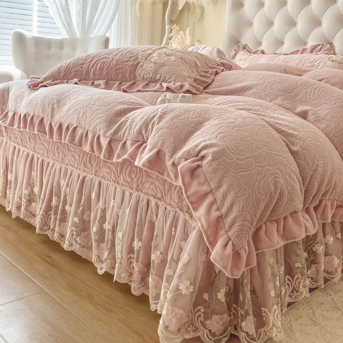 91家纺网 家纺一手货源 找家纺 恋尚 2025新款雕花牛奶绒保暖单床盖 床盖单件-巴黎春天（控价145） 巴黎春天-蜜桃粉