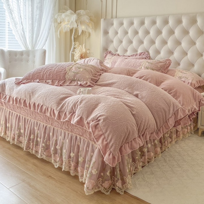 91家纺网 家纺一手货源 找家纺 恋尚 2025新款雕花牛奶绒保暖单床盖 床盖单件-巴黎春天（控价145） 巴黎春天-蜜桃粉