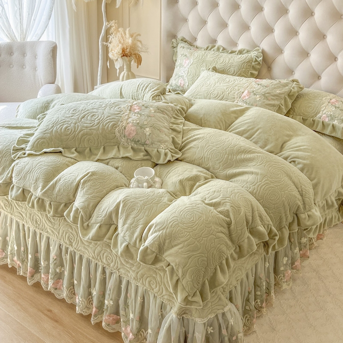 91家纺网 家纺一手货源 找家纺 恋尚 2025新款雕花牛奶绒保暖单床盖 床盖单件-巴黎春天（控价145） 巴黎春天-香草绿