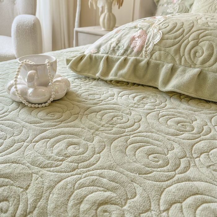 91家纺网 家纺一手货源 找家纺 恋尚 2025新款雕花牛奶绒保暖单床盖 床盖单件-巴黎春天（控价145） 巴黎春天-香草绿